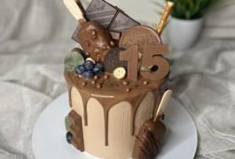 Детский торт с шоколадками и мороженым