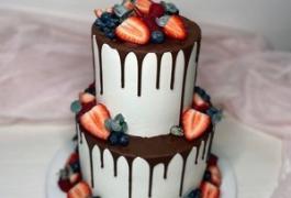 Свадебный торт с ягодами и подтеками