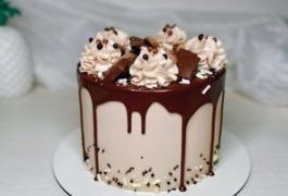 Торт с шоколадными подтеками