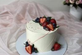 Торт для девушки с ягодами