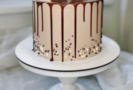 Шоколадный торт с подтеками
