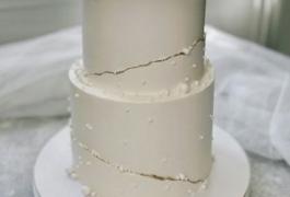 Свадебный торт с золотыми кольцами