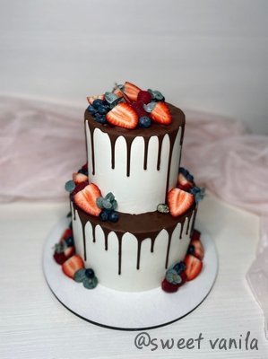 Свадебный торт с ягодами и подтеками