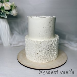 Свадебный торт с золотыми брызгами