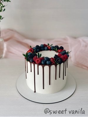 Торт с ягодным венком