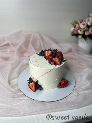 Торт для девушки с ягодами