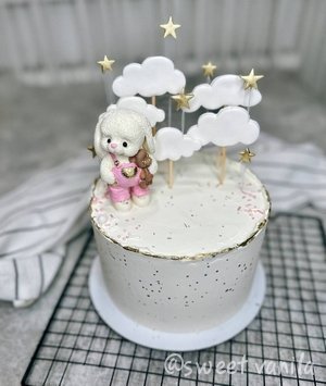 Детский торт с зайчиком и облаками